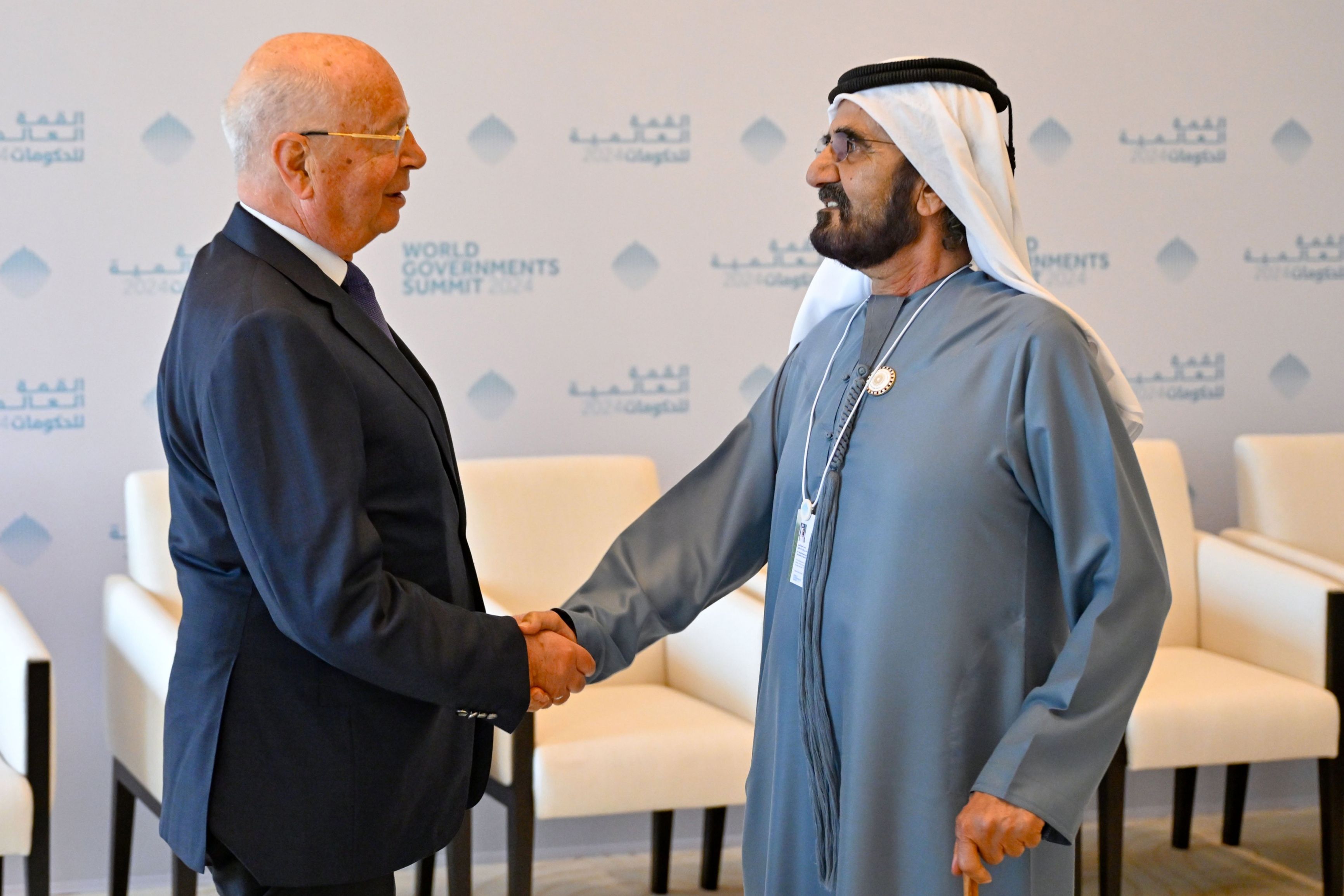 محمد بن راشد يلتقي مؤسس ورئيس المنتدى الاقتصادي العالمي "دافوس" ضمن أعمال اليوم التمهيدي للقمة العالمية للحكومات