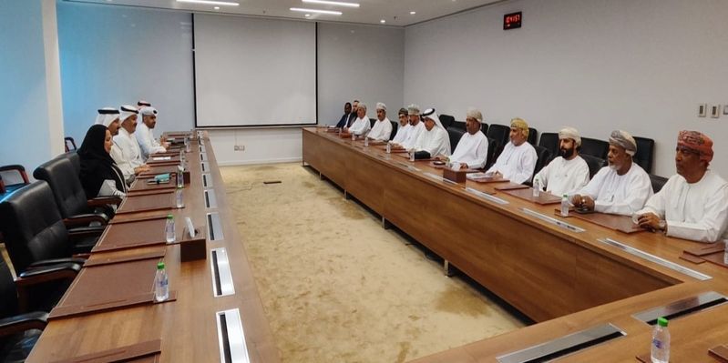 وزير الصناعة والتجارة البحريني يستقبل وفد رجال الأعمال العُمانيين