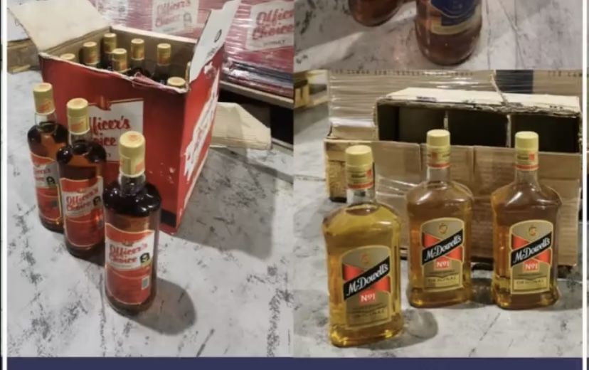 ” جمارك عمان ” تحبط محاولة تهريب 14 ألف زجاجة مشروبات كحولية