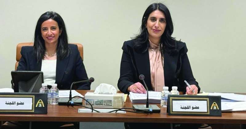 فرح الرومي وشريفة الشلفان خلال اجتماع لجنة حولي