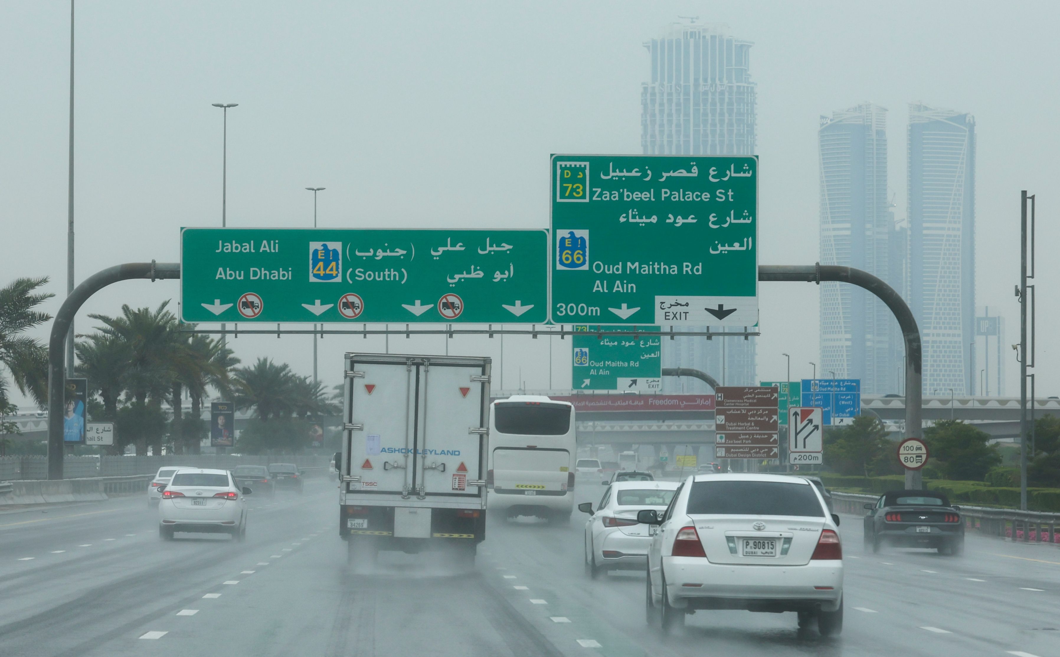سقوط أمطار شديدة الغزارة مصحوبة بالبرق والرعد والبرد في الإمارات
