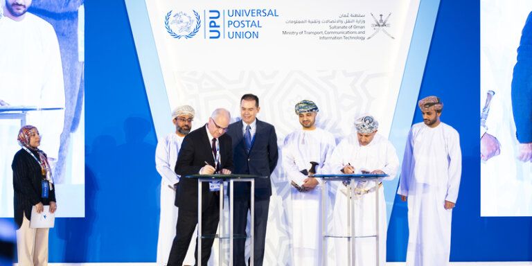 ” بريد عمان ” يُدشن الطابع البريدي المشترك مع المملكة المغربية