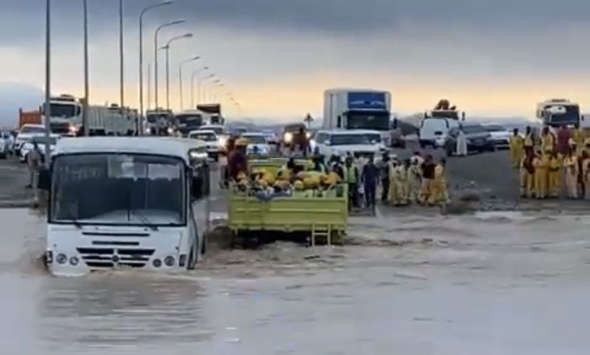 بالفيديو .. إنقاذ 50 شخص بولاية منح