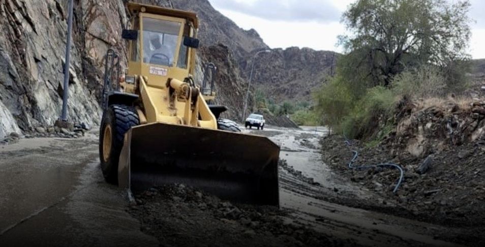 بلدية البريمي تواصل أعمالها الميدانية لفتح الطرق