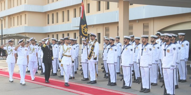 قائد البحرية السُّلطانية العُمانية يرحب برئيس أركان قوات الدفاع الذاتي للبحرية اليابانية