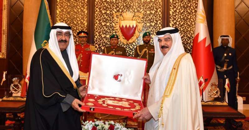ملك البحرين يقلد سمو الأمير قلادة الشيخ عيسى بن سلمان آل خليفة ويهديه «السيف البحريني»