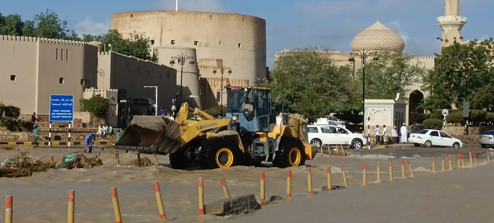 بلدية الداخلية تعمل على فتح الطرق المتأثرة جرّاء الحالة الجوية