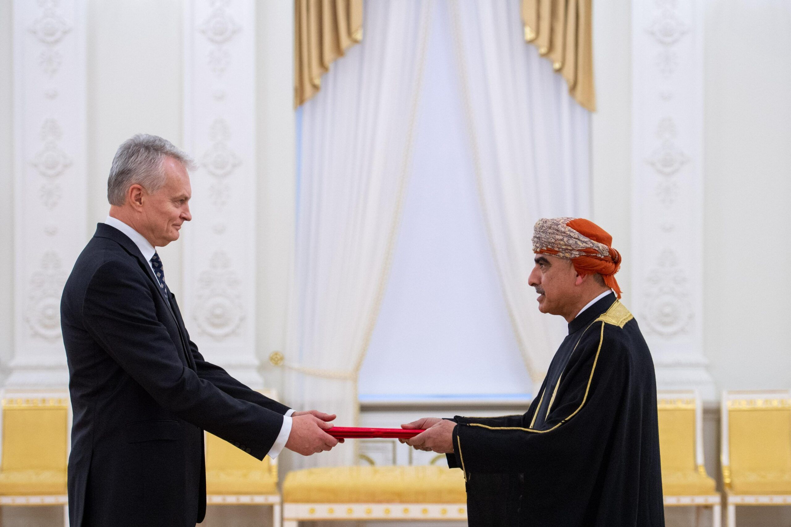 جلالة السلطانِ يرسل تحياته لرئيس جمهورية ليتوانيا