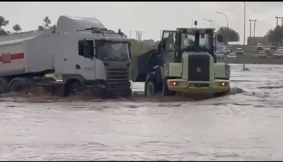 تدهور ناقلة وقود بوادٍ بولاية ‎جعلان بني بوحسن