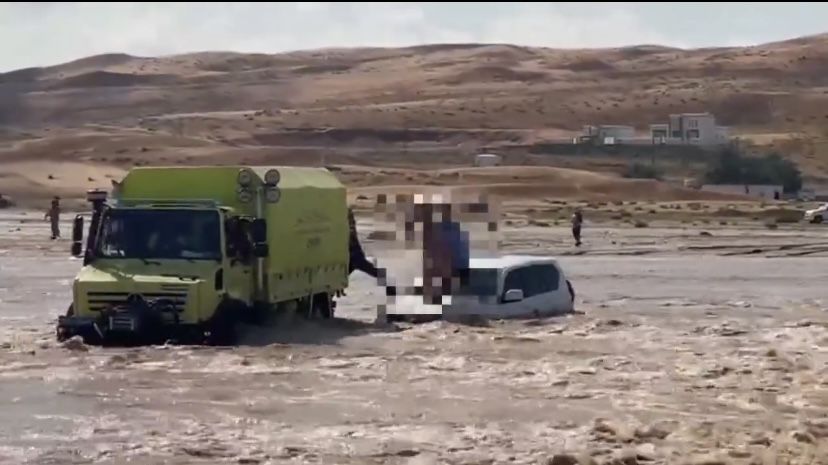 إنقاذ عائلة إثر احتجاز مركبتهم بأحد أودية ولاية ⁧‫بدية‬⁩