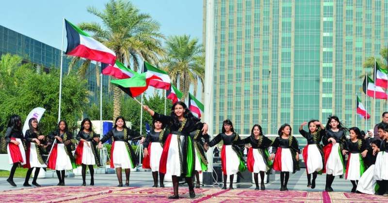 أعلام الكويت ترفرف على أنغام الأغاني الوطنية (تصوير سعود سالم)