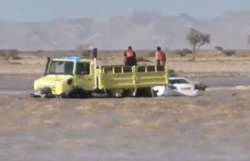 بالفيديو .. إنقاذ شخصين إثر دخولهما مجرى وادٍ بولاية ⁧‫أدم‬⁩