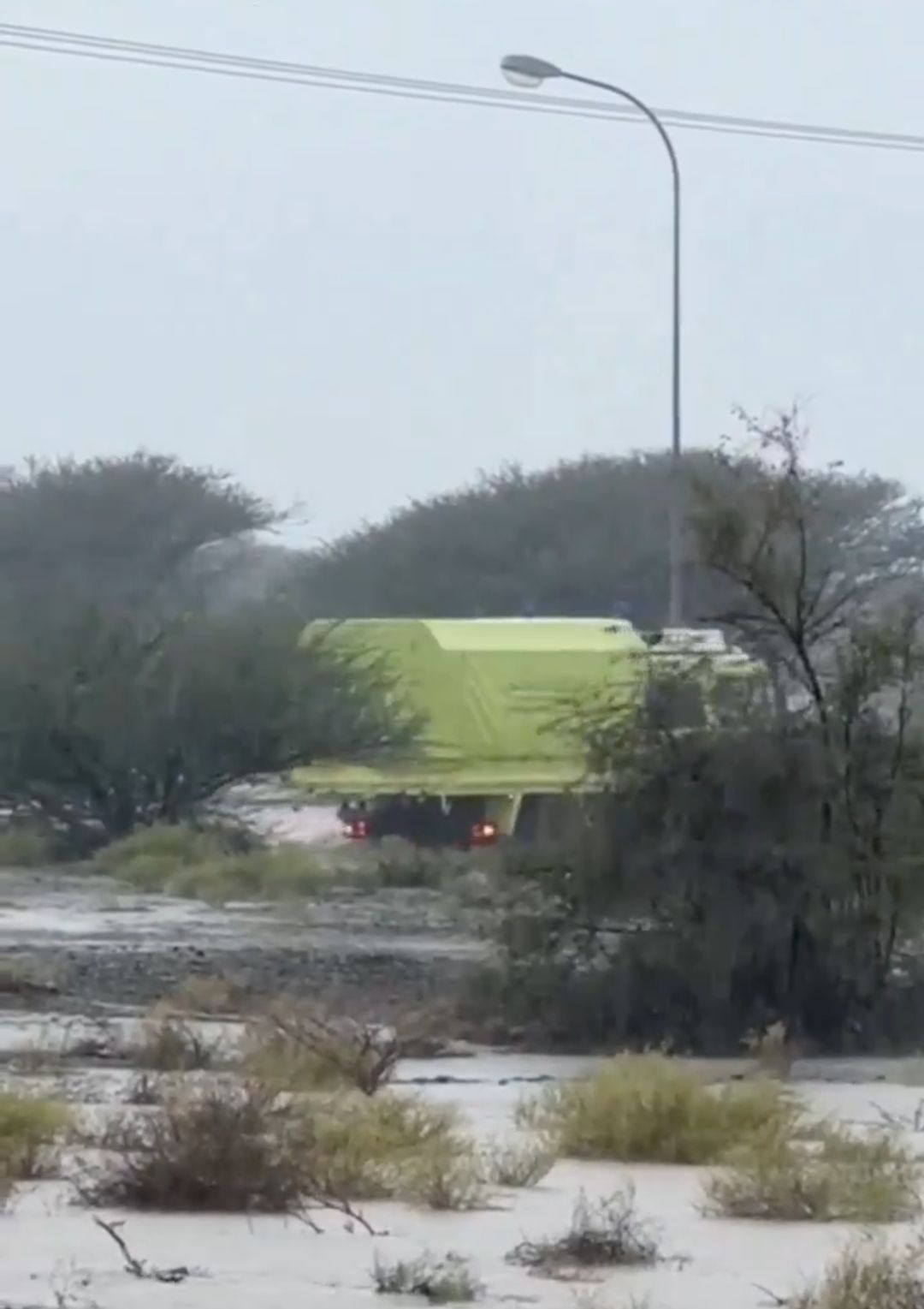 إنقاذ امرأة إثر احتجاز مركبتها في مجرى وادٍ