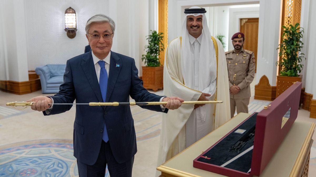 سمو الأمير يهدي رئيس كازاخستان سيف المؤسس