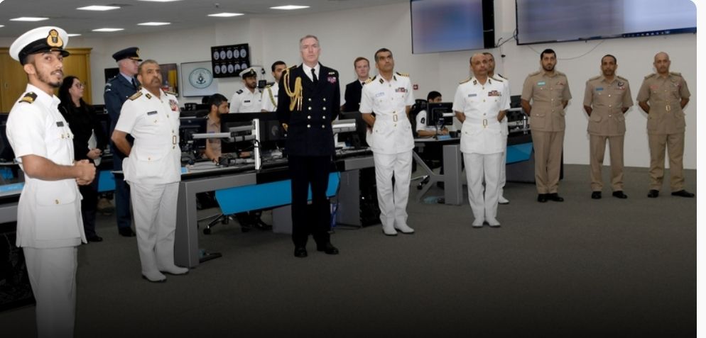 رئيس أركان الدفاع بالمملكة المتحدة يزور مركز الأمن البحري