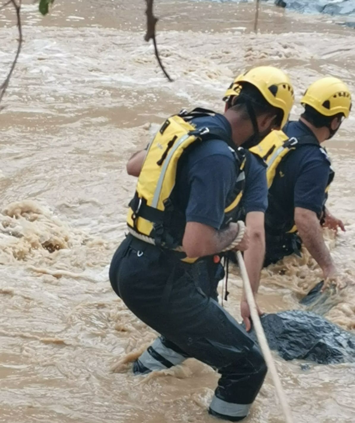 فرق الإنقاذ تواصل عمليات البحث عن مفقودين بالجبل الأخضر