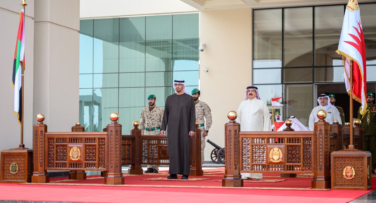 محمد بن زايد وحمد بن عيسى يزوران مقر قيادة الحرس الملكي في البحرين