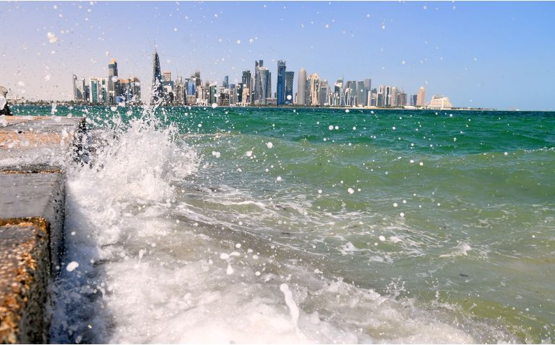 الأرصاد الجوية تحذر من رياح قوية وأمواج عالية في عرض البحر الليلة