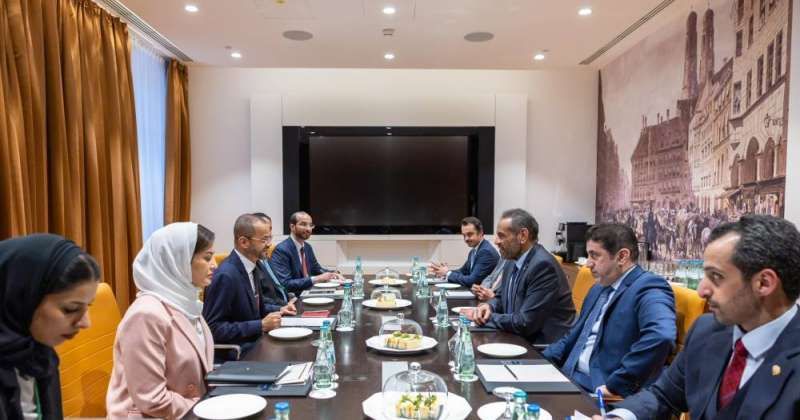 اليحيا بحث تعزيز العمل الخليجي والمستجدات في غزة مع نظيره العُماني