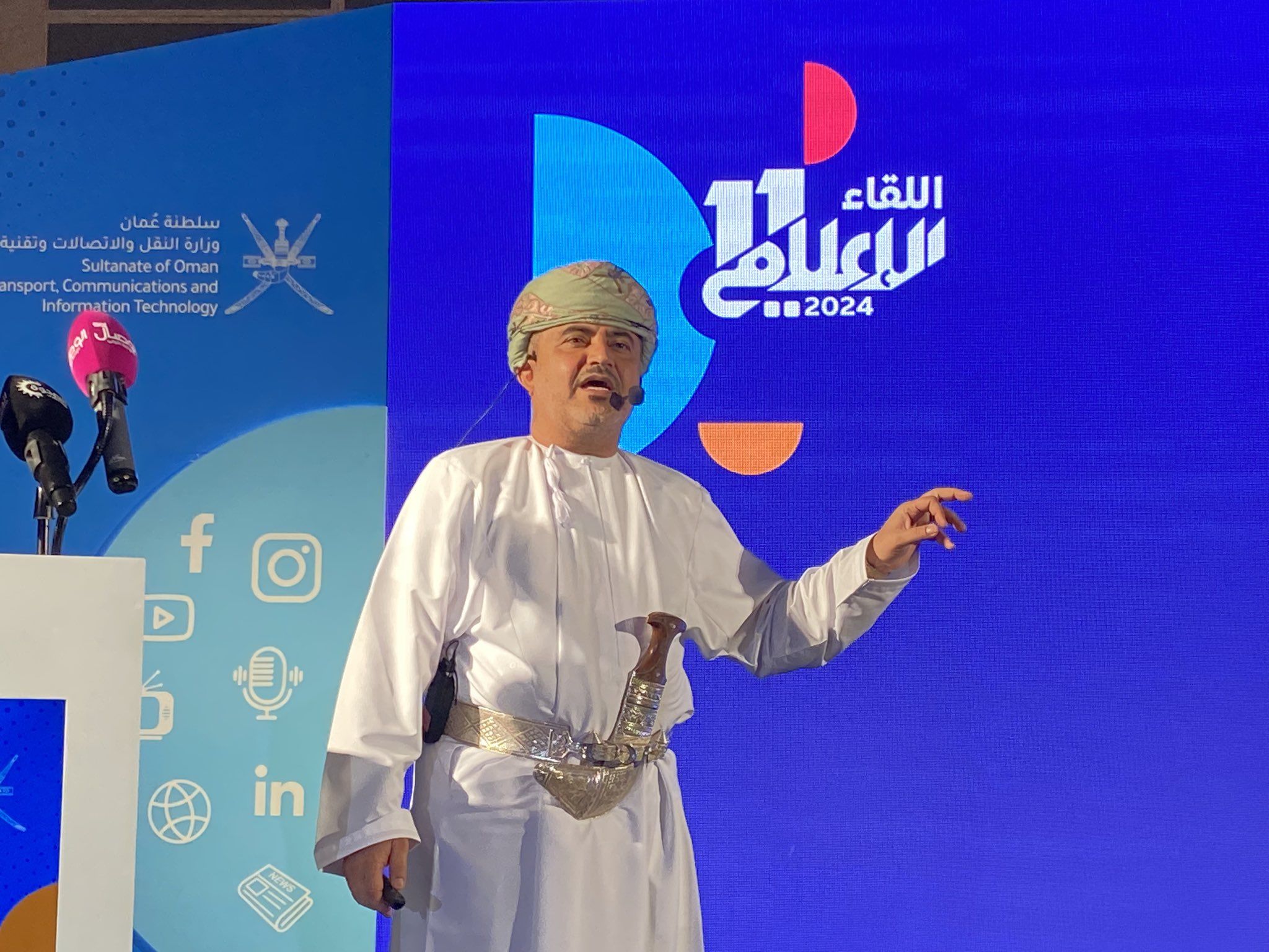 ما سبب التأخر في إطلاق القمر الصناعي العماني ؟