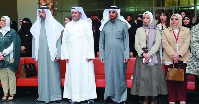 قياديو «التربية» يتقدمون المشاركين في معرض تحدي القراءة بمنطقة العاصمة التعليمية