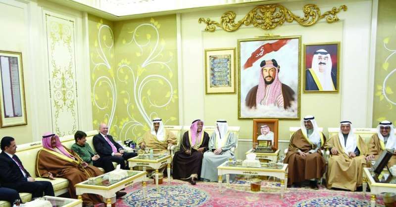 ناصر المحمد خلال استقباله فيصل الفايز والوفد المرافق