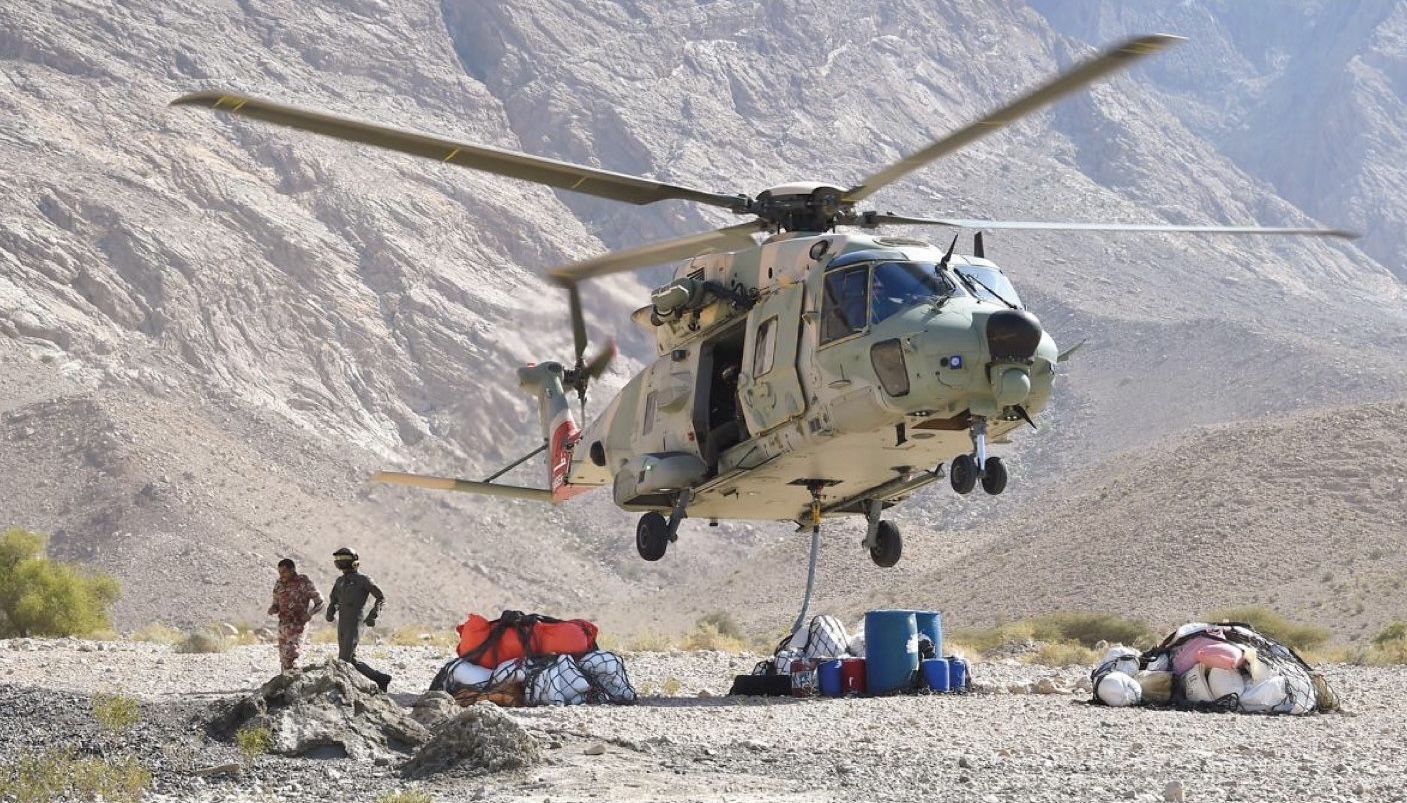 سلاح الجو السلطاني ينفذ عملية نقل مؤن ومواد استهلاكية لأهالي جبل الكور