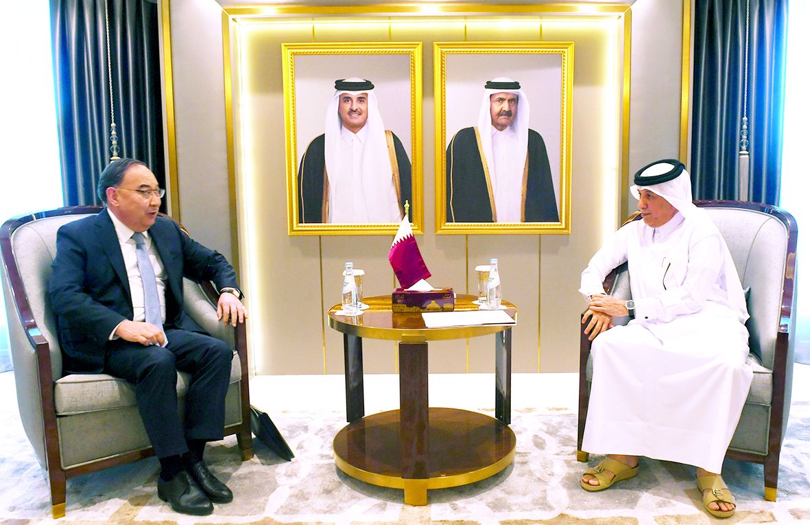 المريخي يستعرض التعاون مع كازاخستان والنرويج