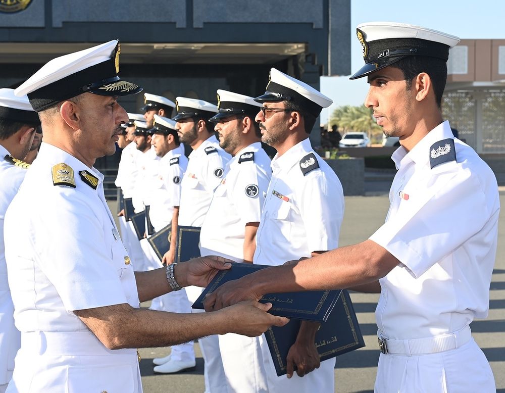 تسليم شهادة الإجادة لمجموعة من منتسبي البحرية السلطانية العُمانية