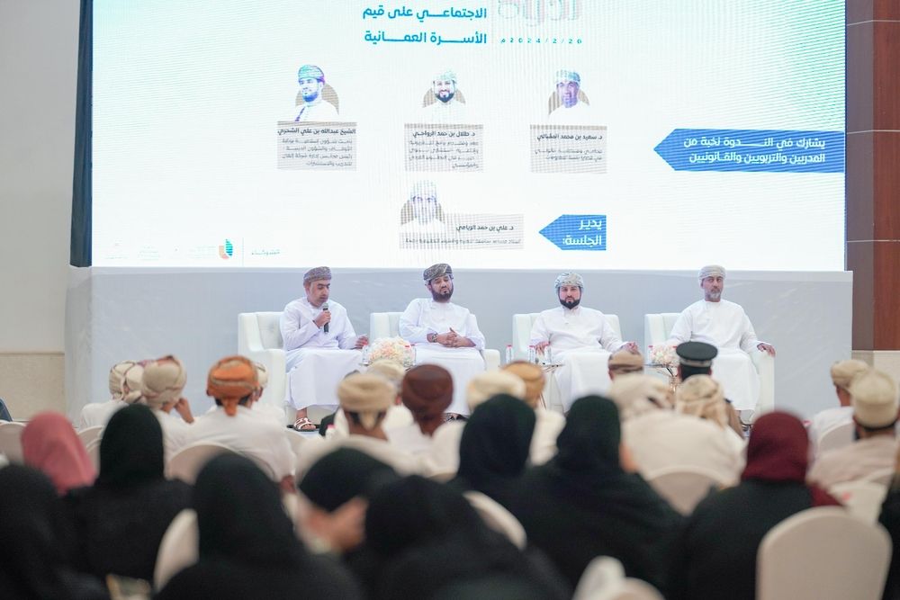 مكتب محافظ شمال الباطنة ينظم ندوة “أثر وسائل التواصل الاجتماعي على قيم الأسرة العُمانية”