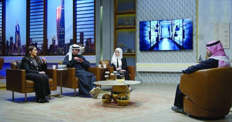 الزميل عبدالله بوفتين خلال استضافته بوشهري وبوزبر والحماد في الجزء الثاني من حلقة «مكافحة الفساد»