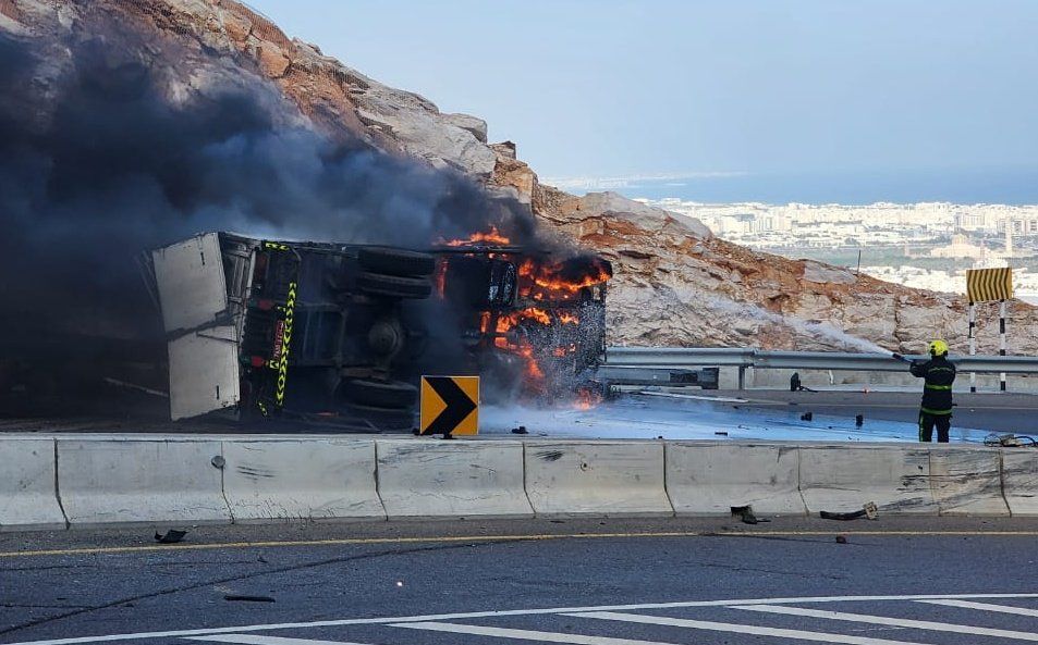 وفاة سائق الشاحنة .. ” الدفاع المدني ” يتعامل مع حادث عقبة العامرات
