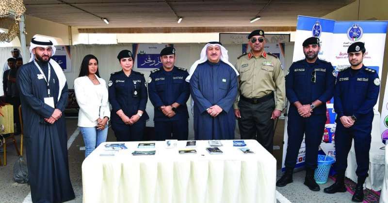 وزير الصحة متوسطاً عدداً من ممثلي جهات الدولة