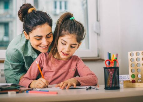 للطلاب وأولياء الأمور في السعودية: 5 حلول بسيطة للتخلص من الكسل عند كتابة الواجبات المدرسية في المنزل