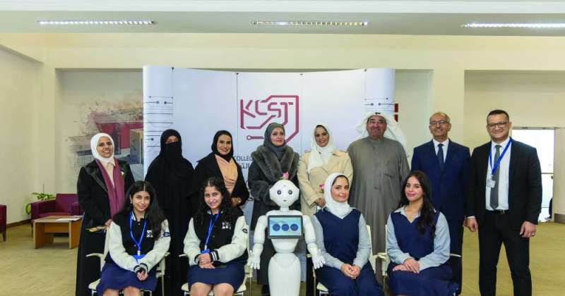 كلية الكويت للعلوم والتكنولوجيا تختتم مع طالبات ثانوية اليرموك برنامج الذكاء الاصطناعي والروبوتات