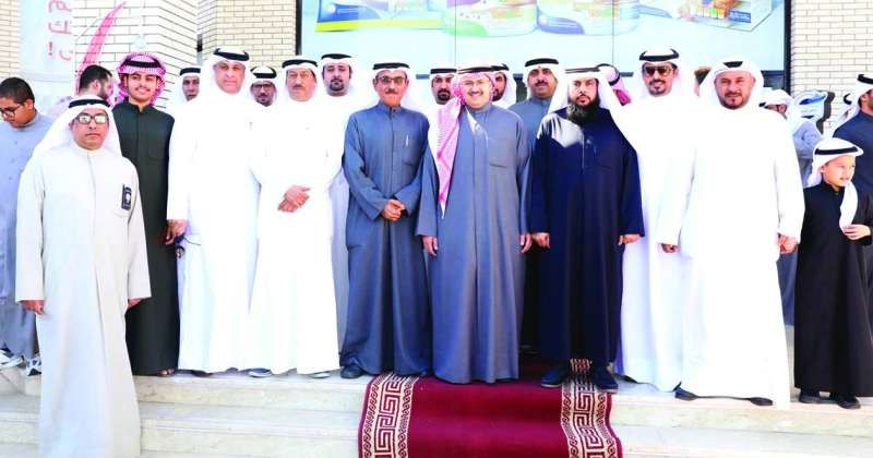 وزير الشؤون يتوسط عدداً من أهالي المدينة