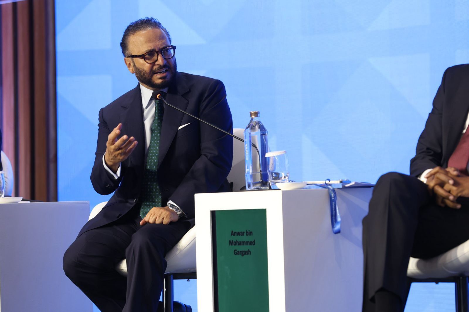 قرقاش: قيادة الإمارات حريصة على بناء جسور التواصل الإيجابية بين الدول