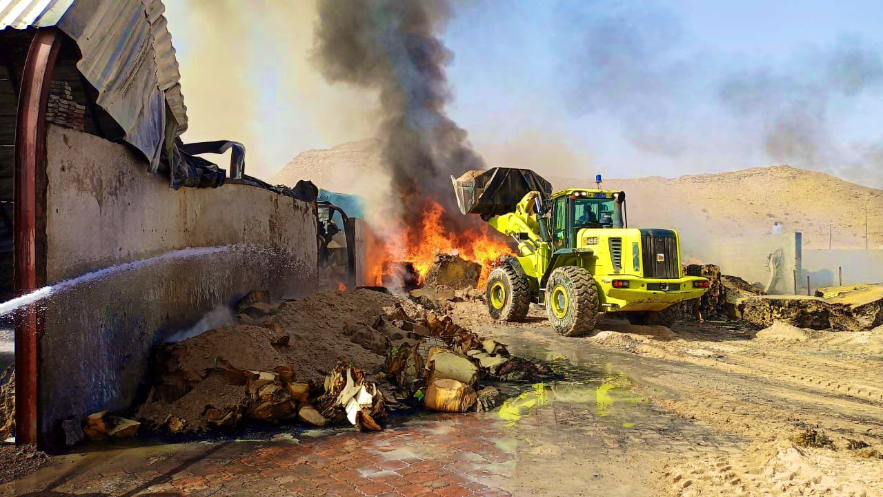 إخماد حريق شب في مخزن للمفروشات بالبريمي
