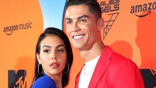 انزلاق فستان ’’جورجينا‘‘ صديقة رونالدو أثناء التصوير ليظهر صدرها الطاغي والمثير بكل وضوح امام الجميع لن تصدق كيف بدا حجمة