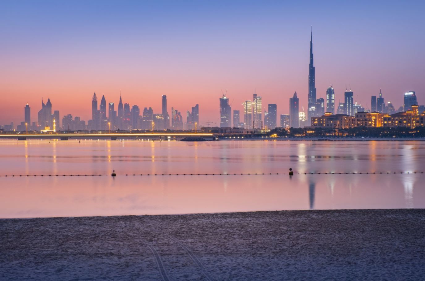 طقس الإمارات غداً .. غائم جزئياً مع فرصة سقوط أمطار على بعض المناطق