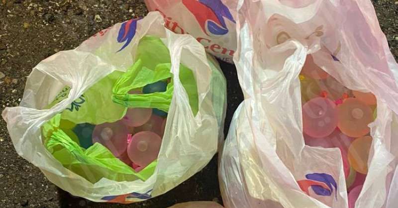 ضبط 4 أحداث قاموا برمي بالونات مياه في شارع الخليج