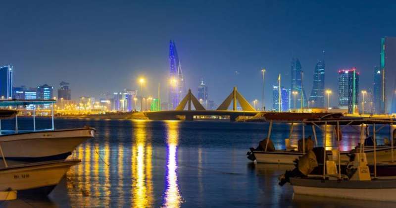 البحرين تتوشح بـ«الأزرق» احتفاء بأعياد الكويت الوطنية