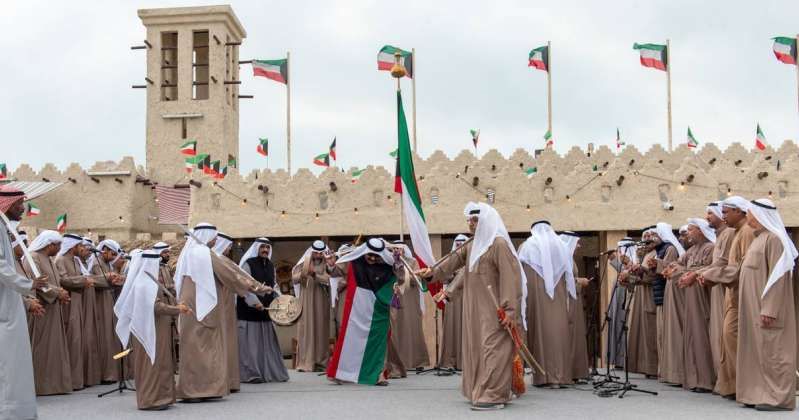 الفرق الشعبية تؤدي العرضة.. إحياء للفلكلور الكويتي واحتفالاً بالأعياد الوطنية