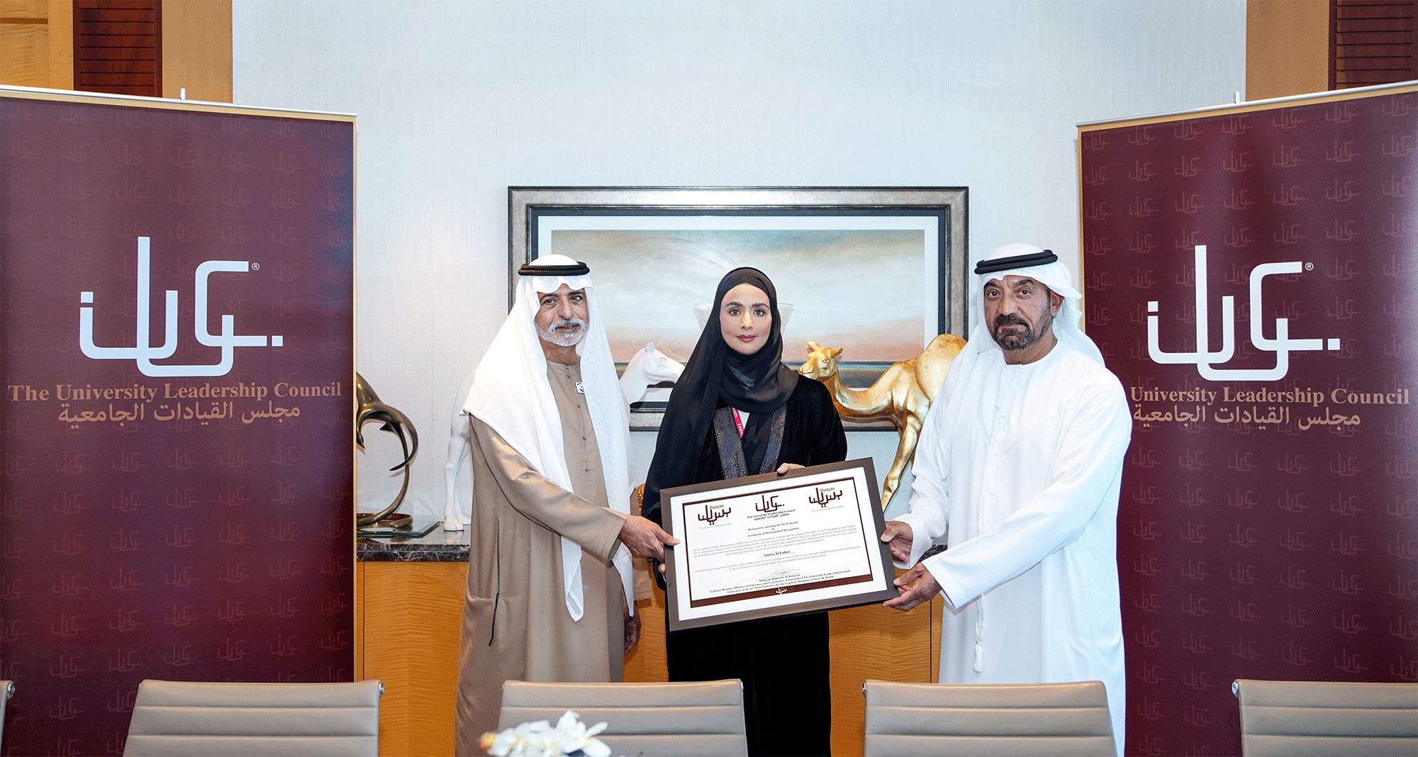 استقبله أحمد بن سعيد بمقر مجموعة الإمارات.. نهيان بن مبارك يكرم الفائزة بجائزة بنيان للشباب الرائد في المجال القيادي