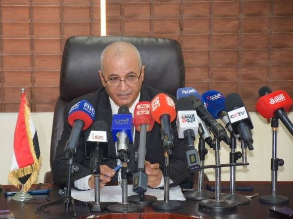 الحكومة: نسابق الزمن لتجنب كارثة بيئية في البحر الأحمر ووضع السفينة "مقلق جدا"