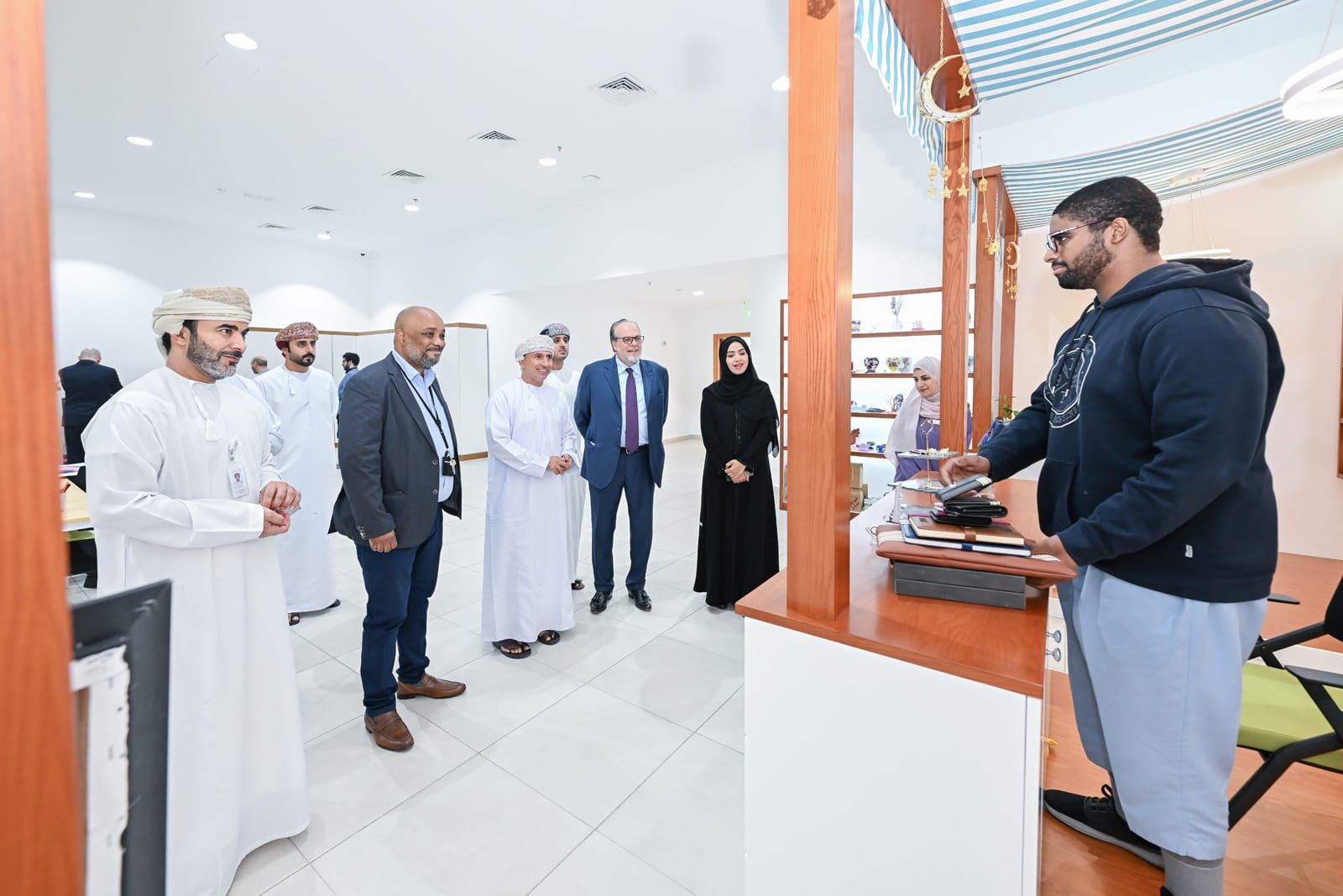 مدير عام الأوبرا السلطانية يزور المركز الوطني للتوحد