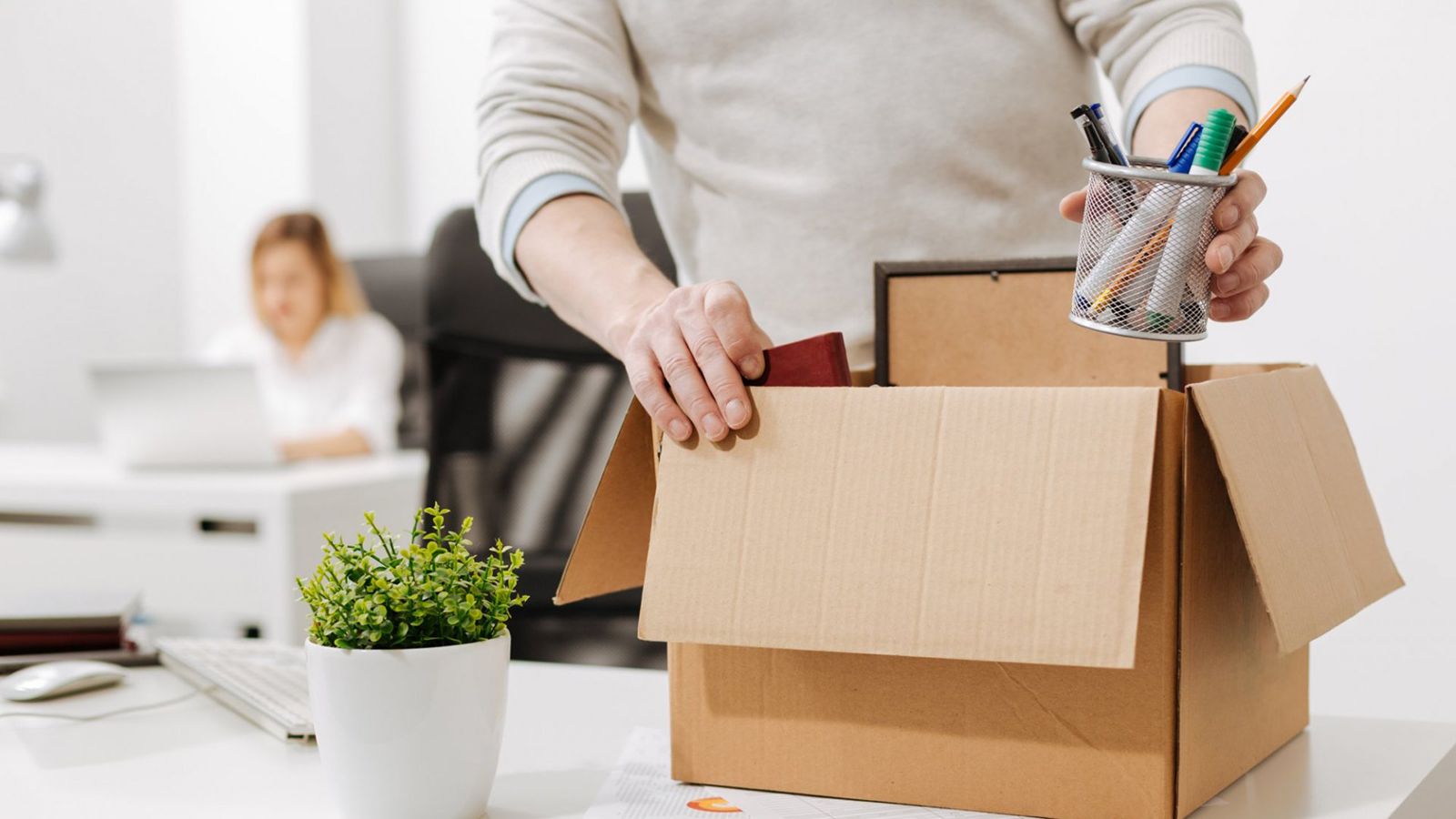 شركة ألمانية تدرس شطب 5 آلاف وظيفة وتسريح 27 ألف عامل