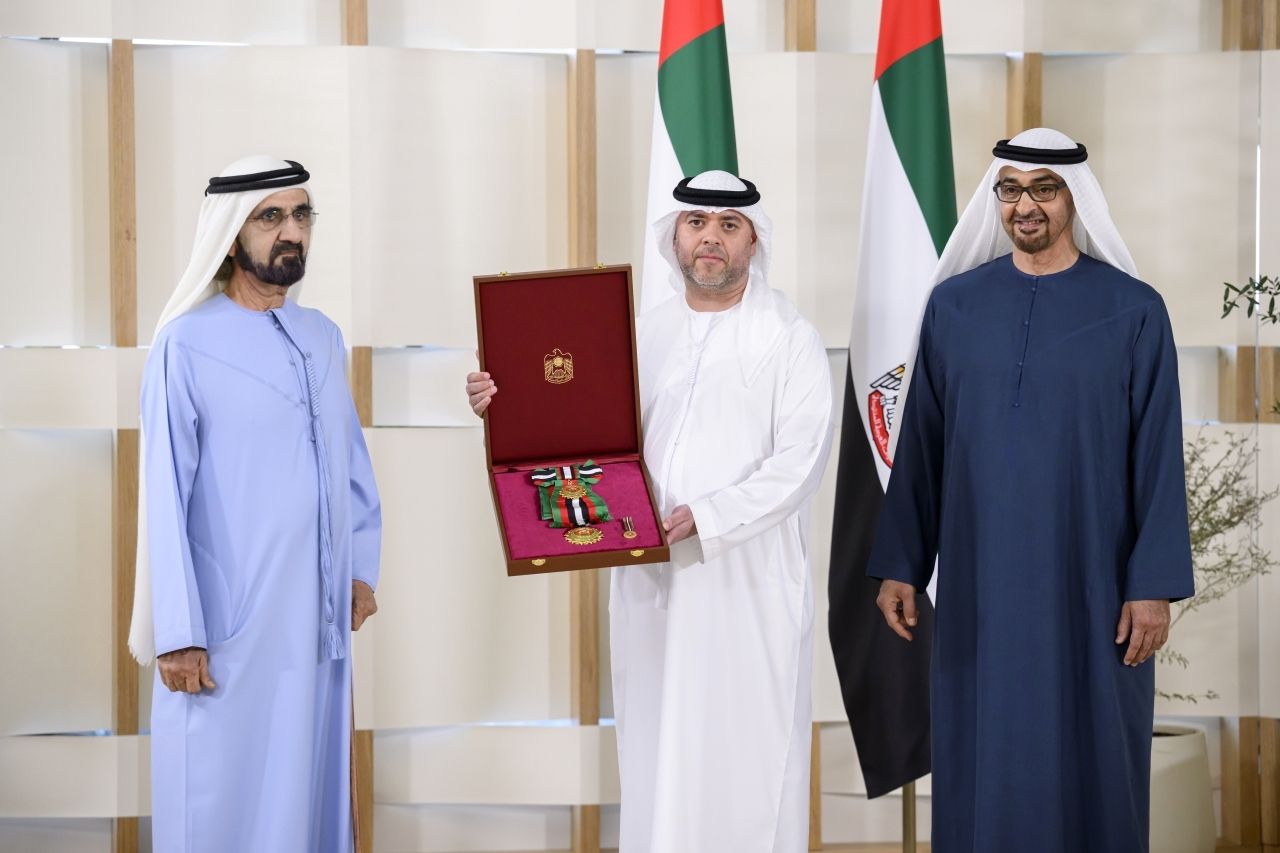 رئيس الدولة يمنح محمد بن راشد ومنصور بن زايد وسام «زايد»