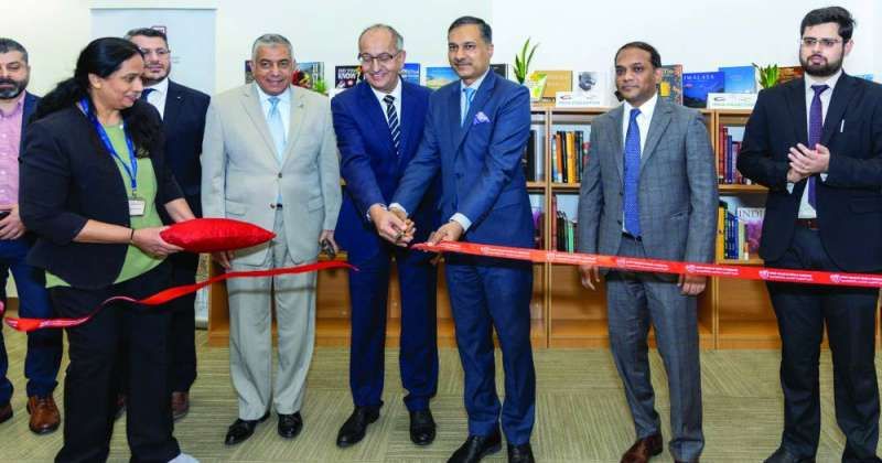 البقاعين والسفير سويكا خلال قص شريط افتتاح الركن الهندي في مكتبة الكلية