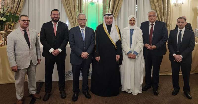 السفير ناصر الهين يتوسط الحضور خلال الحفل